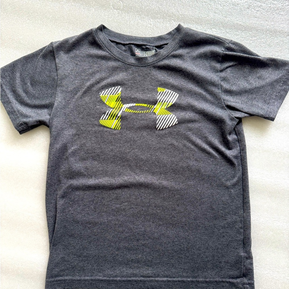 UNDER ARMOUR Heat Gear Grey Neon Kids Youth Boys T-shirt Size 7